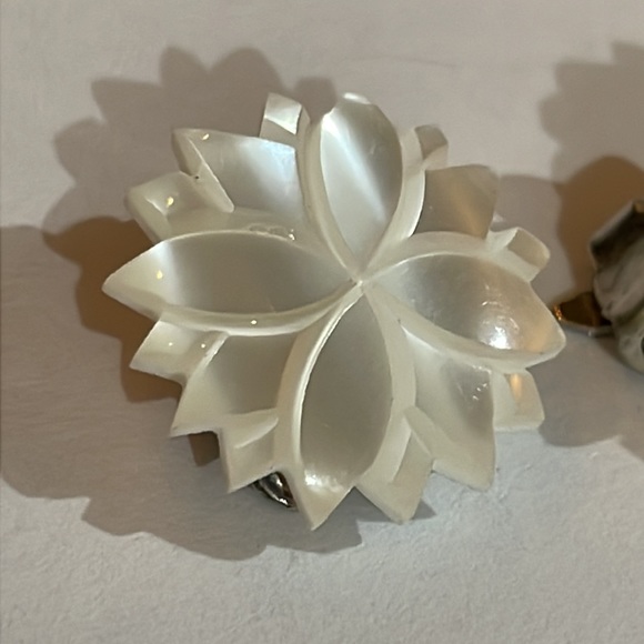 Mother of Pearl on silver tone Clip backs. Vintage. - Picture 2 of 4